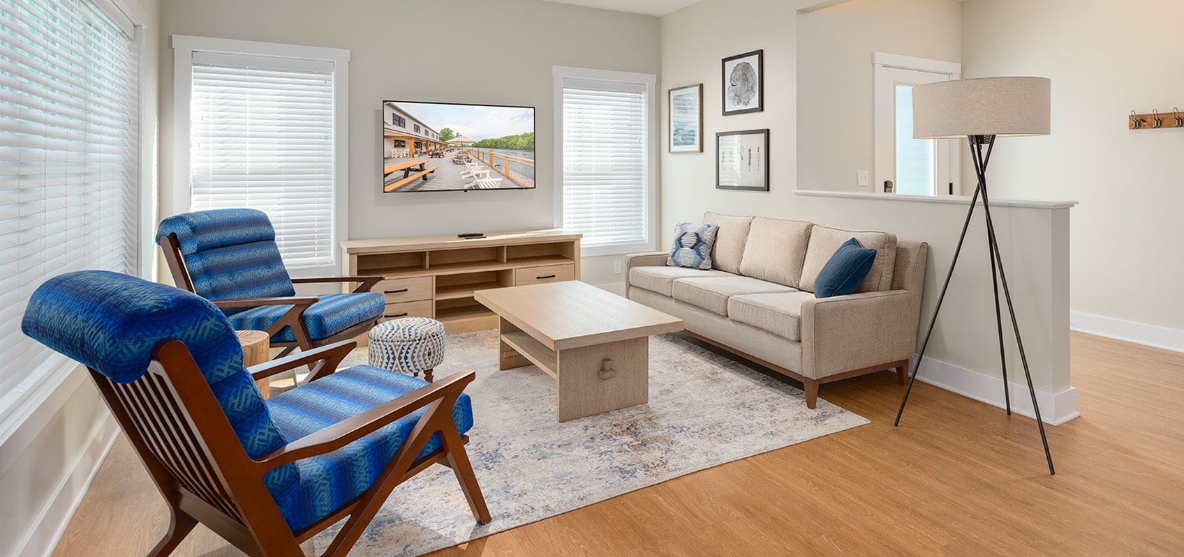 living room with lounge seating at the cove at sylvan beach
