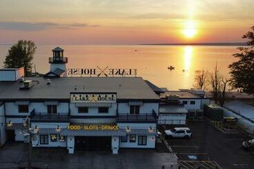 Where to Watch Instagram-Worthy Oneida Lake Sunsets During Your Stay at The Cove